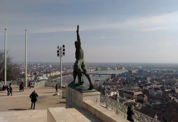 Vue Arrière Sculpture Symbolisant Allégorie Progrès Sur Colline Gellert Avec — Photo