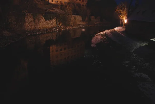 Reflexion Der Burg Cesky Krumlov Der Nacht Beleuchtet Fluss Unesco — Stockfoto