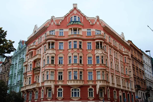 프라하의 아름다운 역사적이고 다채로운 건물의 — 스톡 사진