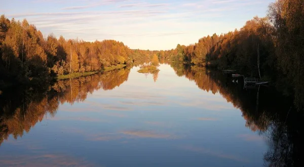 Jesienny Las Finlandii Odbija Się Jeziorze — Zdjęcie stockowe