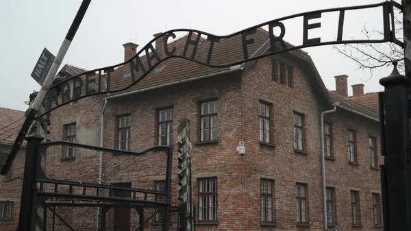 Główna Brama Wejściowej Auschwitz Arbeit Macht Frei Sign — Zdjęcie stockowe