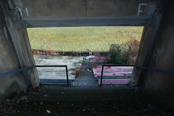Eine Treppe Hinunter Den Tribünen Des Verlassenen Und Verfallenden Fußballstadions — Stockfoto