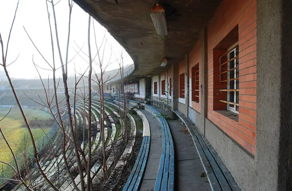 ブルノの崩壊と成長したサッカースタジアムの空の裁判所 — ストック写真