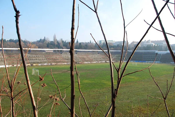 Vista Decadência Estádio Futebol Coberto Brno Através Galhos Secos — Fotografia de Stock