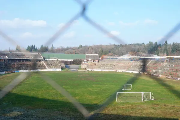 Blick Auf Leeres Und Verfallendes Fußballstadion Durch Zaun — Stockfoto