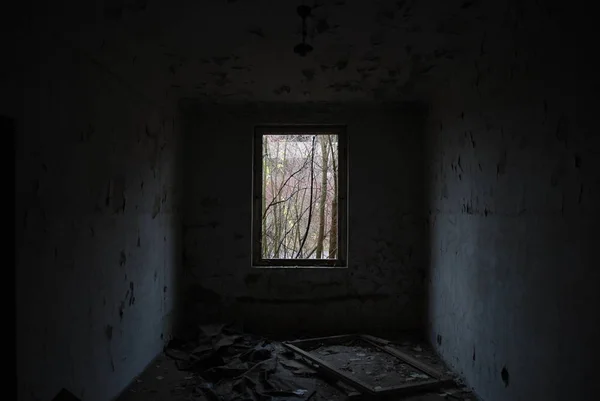 Urbex Temible Habitación Abandonada Oscura Con Ventana Rota — Foto de Stock