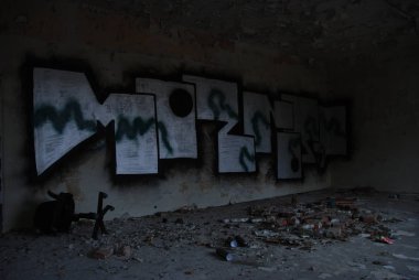 Urbex, korkunç terk edilmiş ve karanlık oda sokak sanatıyla dolu.