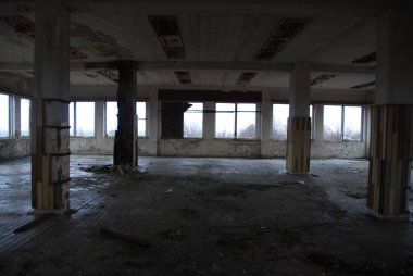 Urbex, kışlanın terk edilmiş ve bitmemiş binasında kirli salon 