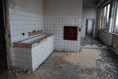 Urbex, kışla terk edilmiş binada çürüme banyo 