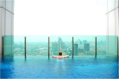 Geri gelen bir adam Bangkok muhteşem manzarası delişan yüzme havuzu bakıyor