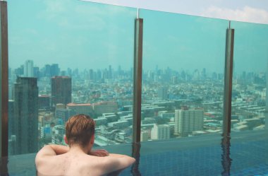 Geri gelen bir adam Bangkok muhteşem manzarası delişan yüzme havuzu bakıyor