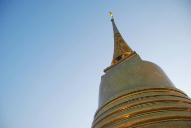 Altın dağ tapınağı 'nın tepesinde altın stupa, Bangkok, Tayland