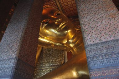 Geri düşen Buddha büyük altın heykeli ile Wat Pho Budist Tapınağı, Bangkok, Tayland