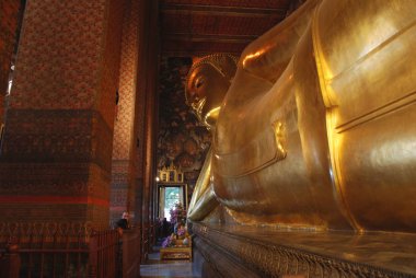 Geri düşen Buddha büyük altın heykeli ile Wat Pho Budist Tapınağı, Bangkok, Tayland
