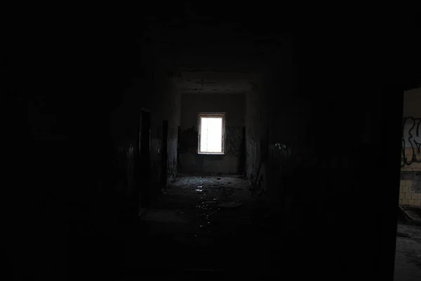 버려진 건물의 어두운 Urbex — 스톡 사진