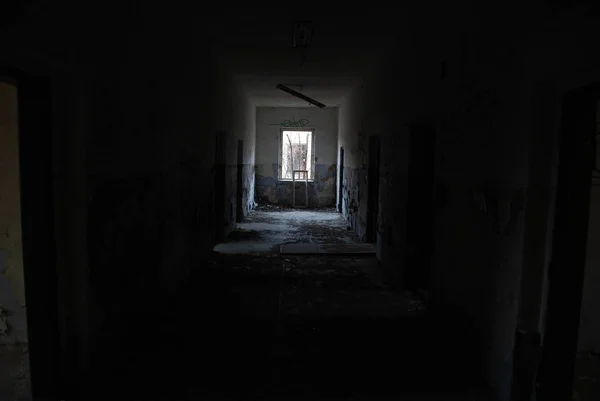 Corredor Escuro Edifício Abandonado Deterioração Com Luz Extremidade Urbex — Fotografia de Stock