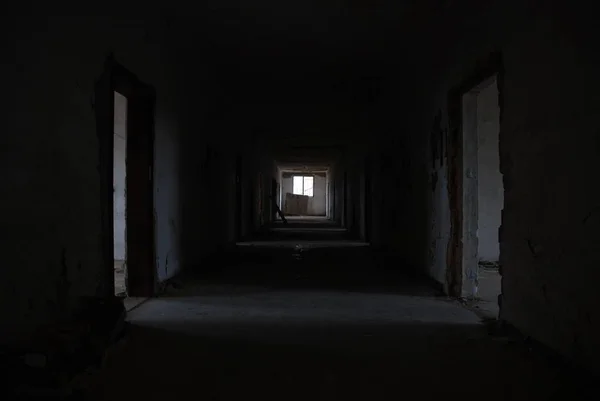 Couloir Sombre Bâtiment Désaffecté Abandonné Avec Peu Lumière Urbex — Photo