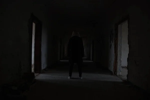 Жінка Позаду Стоячи Темному Коридорі Покинутої Будівлі Розпаду Урбекс — стокове фото