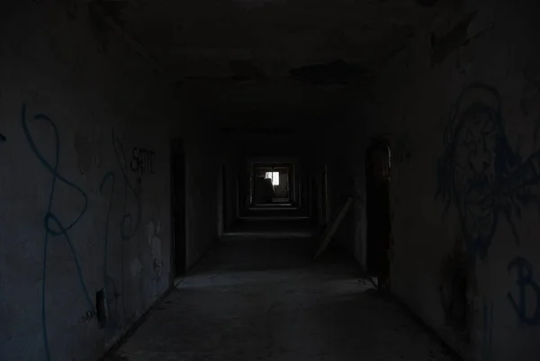 Corredor Escuro Edifício Abandonado Deterioração Com Pouca Luz Urbex — Fotografia de Stock