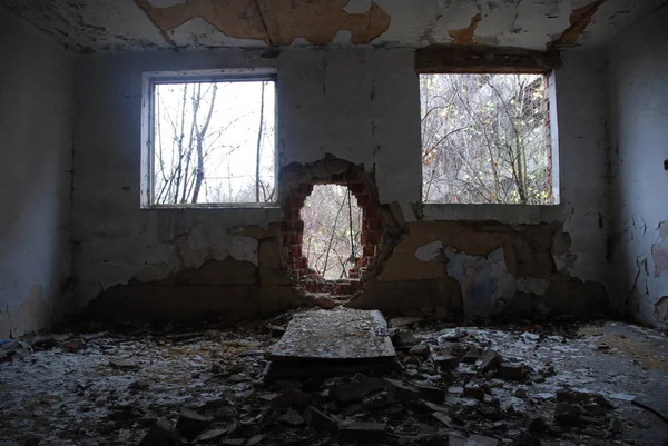 Urbex Iki Pencere Kırık Tuğla Duvar Ile Korkunç Terk Edilmiş — Stok fotoğraf