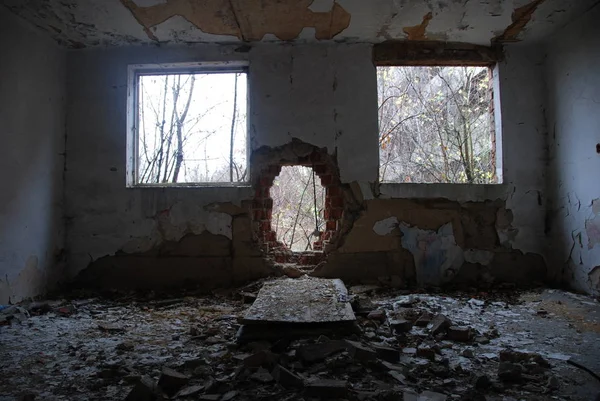 Urbex, iki pencere ve kırık tuğla duvar ile korkunç terk edilmiş ve karanlık oda 