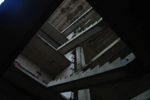 Widok Dołu Kamiennych Schodów Opuszczonym Budynku Urbex — Zdjęcie stockowe