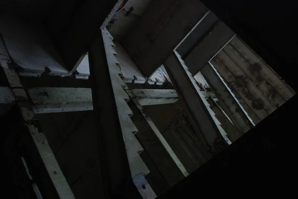 버려진 건물의 폐허에서 위험한 Urbex — 스톡 사진