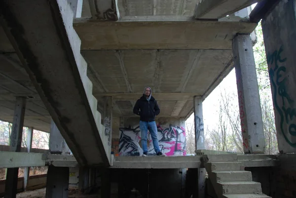 Homme Debout Près Escalier Inachevé Dans Bâtiment Désintégration Abandonné Urbex — Photo