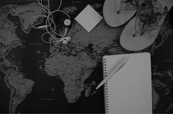 世界地図上の旅行を計画する旅行コンセプトの白黒画像 — ストック写真