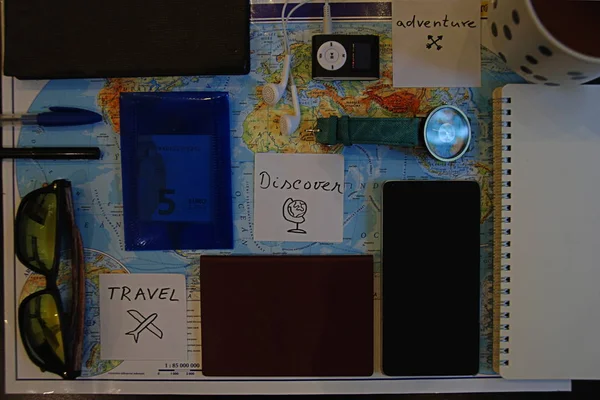 旅行コンセプトのオーバーヘッドビュー 地図やその他のアクセサリーを持つテーブルでの旅行の計画 — ストック写真