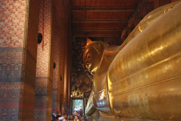 Geri düşen Buddha büyük altın heykeli ile Wat Pho Budist Tapınağı, Bangkok, Tayland