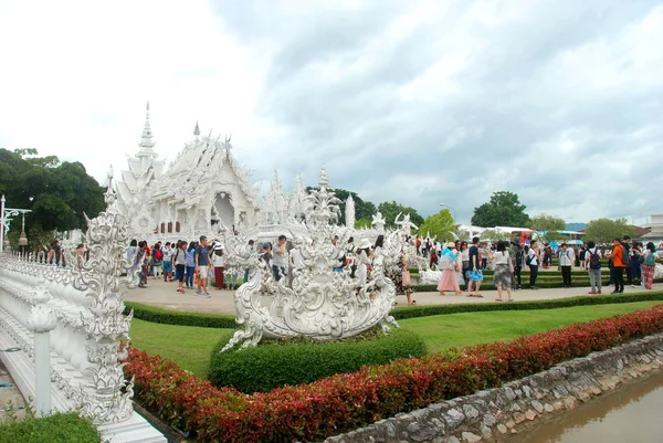 観光客の長い列とタイのチェンライの白い寺院のワットロンクンエイリアスへの入り口 — ストック写真