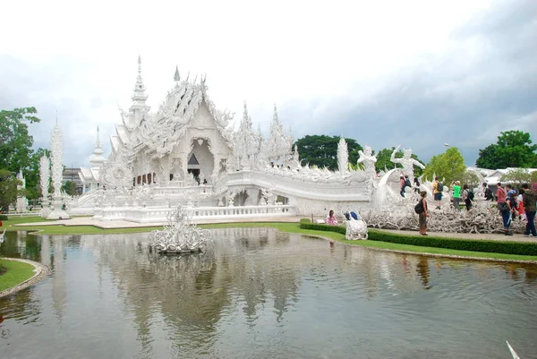 ワット クンは タイのチェンライにある白い寺院を別名 湖の中でRflected — ストック写真