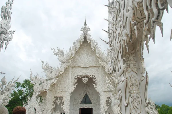 チェンライの白い寺院のワットロンクンエイリアスへの入り口の詳細 — ストック写真
