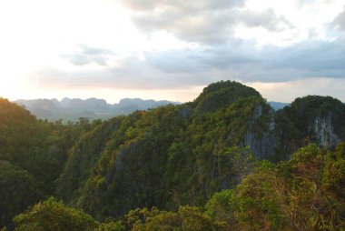 Tiger Mağarası'ndan Krabi, Tayland'ın güzel dağlarına ve kayalıklarına manzara