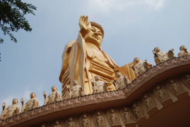 Büyük Buddha Land of fo Gunag Shan Tapınak, Kaoshiung, Tayvan ayakta Buda dev altın heykeli