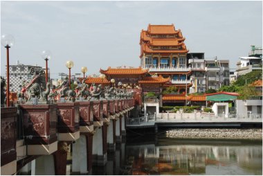 Kaohsiung, Tayvan Lotus Pond bir köprüden Guardian Budist Tapınağı görünümü