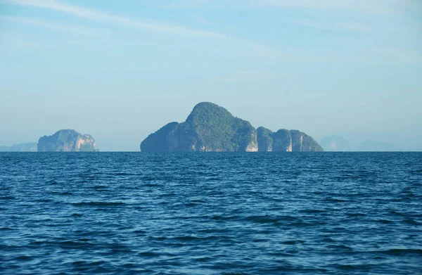 Widok Otwarte Ciemne Morze Rockowym Sylwetki Tle — Zdjęcie stockowe