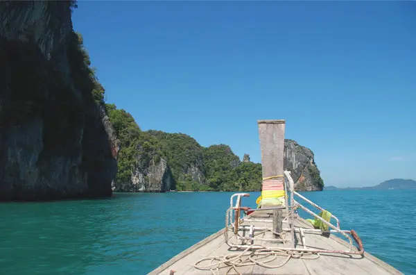 Μια Κρουαζιέρα Στην Παραδοσιακή Ταϊλανδέζικη Μακριά Βάρκα Ουρά Στη Θάλασσα — Φωτογραφία Αρχείου