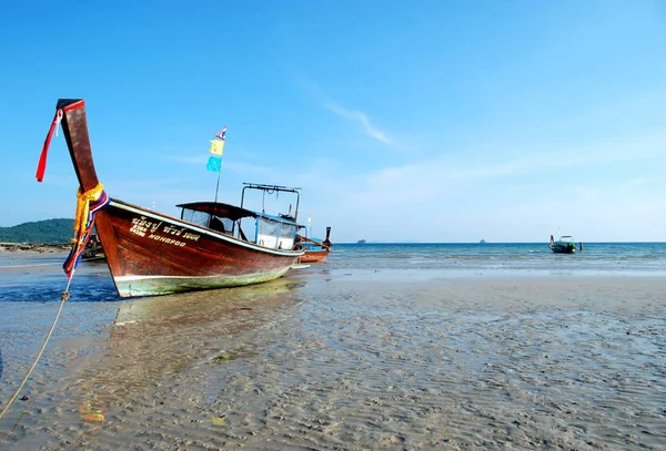 Tradicional Tailandês Barco Cauda Longa Costa Praia Krabi Tailândia — Fotografia de Stock