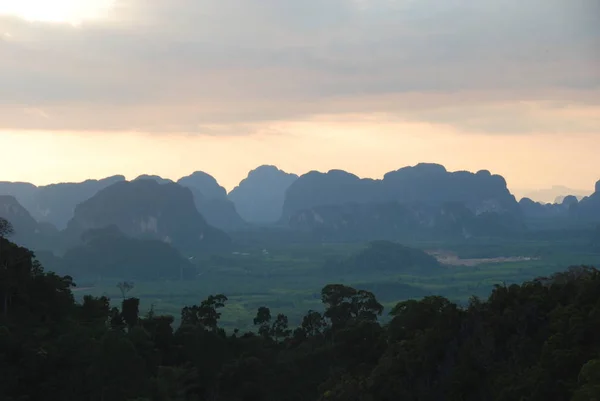 Widok Kolorowy Zachód Słońca Nad Naturą Górami Dżungli Tajlandii — Zdjęcie stockowe