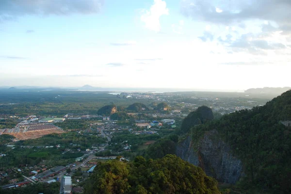 Tiger Mağarası'ndan Krabi, Tayland'ın güzel dağlarına ve kayalıklarına manzara