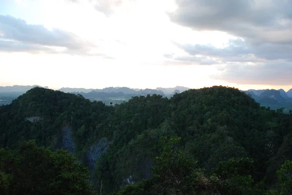 Vista Caverna Tigre Para Belas Montanhas Rochas Krabi Tailândia — Fotografia de Stock