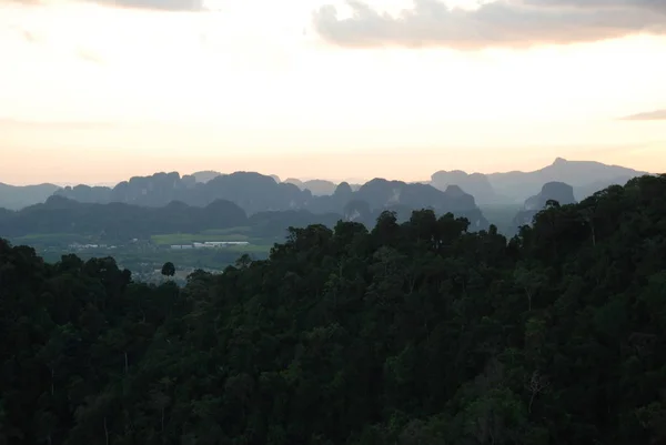 Zachód Słońca Nad Krabi Mountains Tajlandia — Zdjęcie stockowe