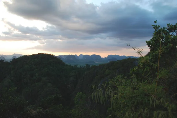 Pôr Sol Sobre Montanhas Krabi Tailândia — Fotografia de Stock