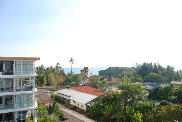 Uitzicht Zee Palmen Schattige Gekleurde Huizen Thailand — Stockfoto