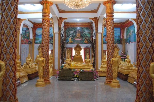 Золотые Статуи Будды Внутри Храма Ват Чалонг Пхукете Таиланд — стоковое фото