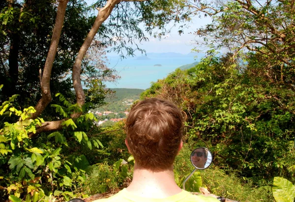 Hombre Sentado Una Moto Mirando Vista Las Ramas Tgrough Turquesa — Foto de Stock