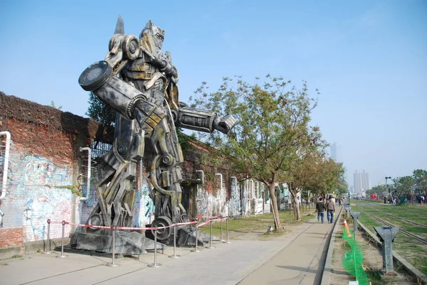 Pier üzerinde Bumblebee trafo heykeli 2 Art Center in Kaohsiung City, Tayvan