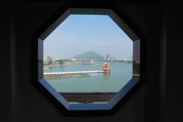 Blick Aus Dem Fenster Der Drachenpagode Auf Lotusteich Und Umgebung — Stockfoto